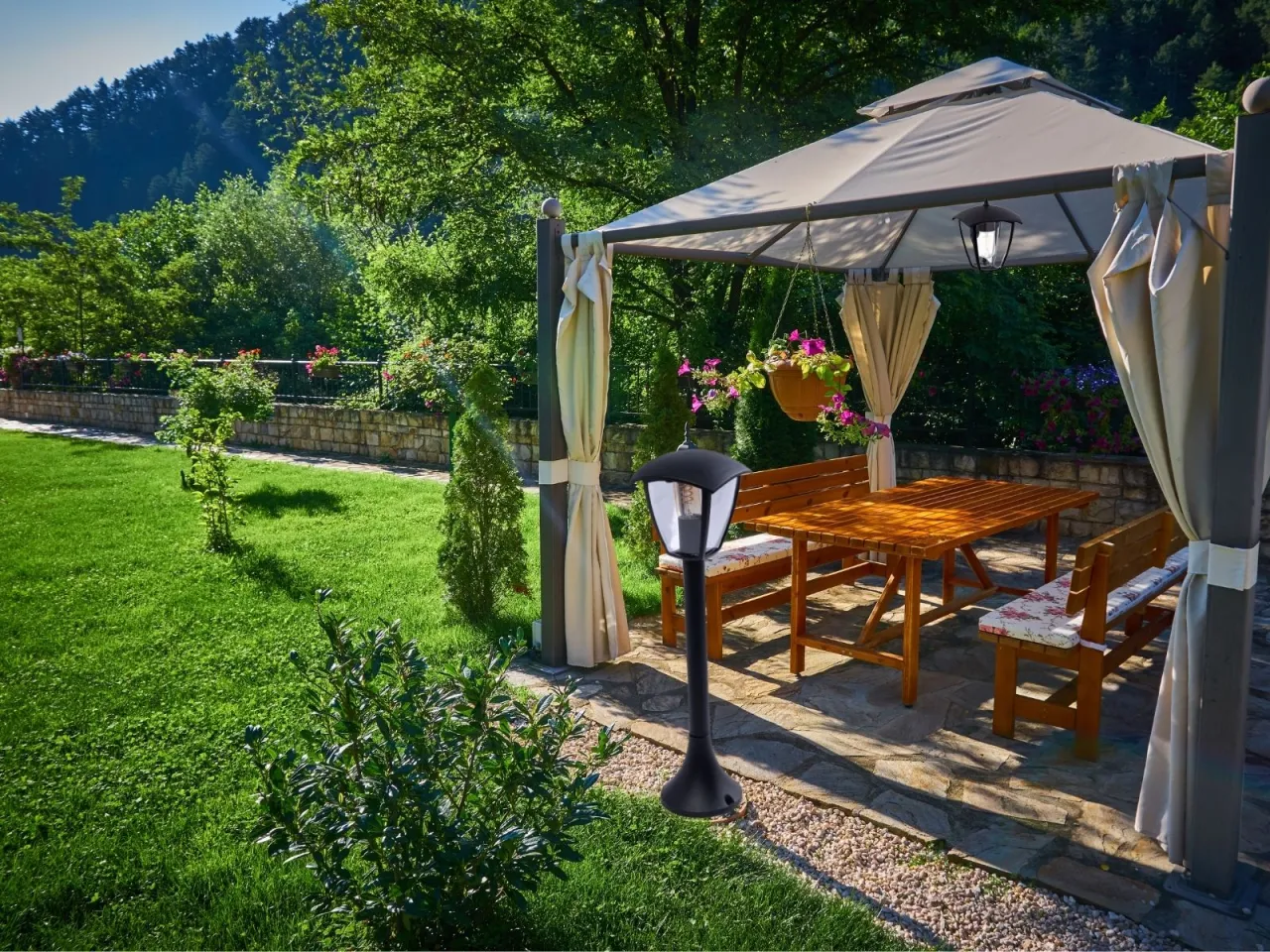 Oświetlenie LED na akumulator w altanie