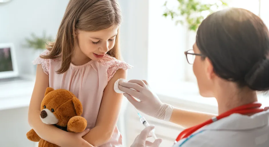 rodzic obserwujący dziecko po szczepieniu