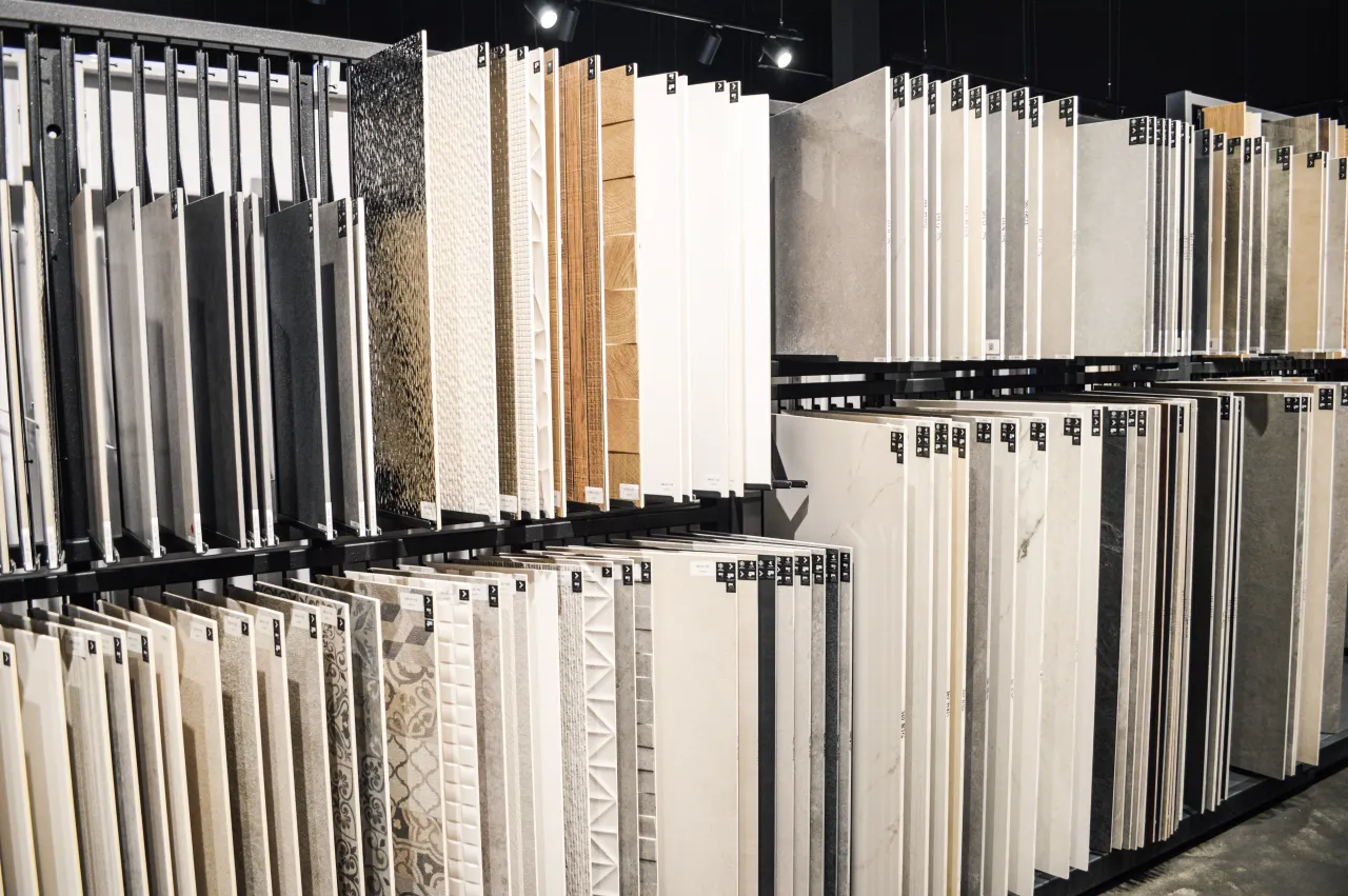 Duży wybór płytek łazienkowych na stojakach. Znajdziesz tu inspiracje, gdzie kupić płytki do łazienki, od nowoczesnych po klasyczne wzory.