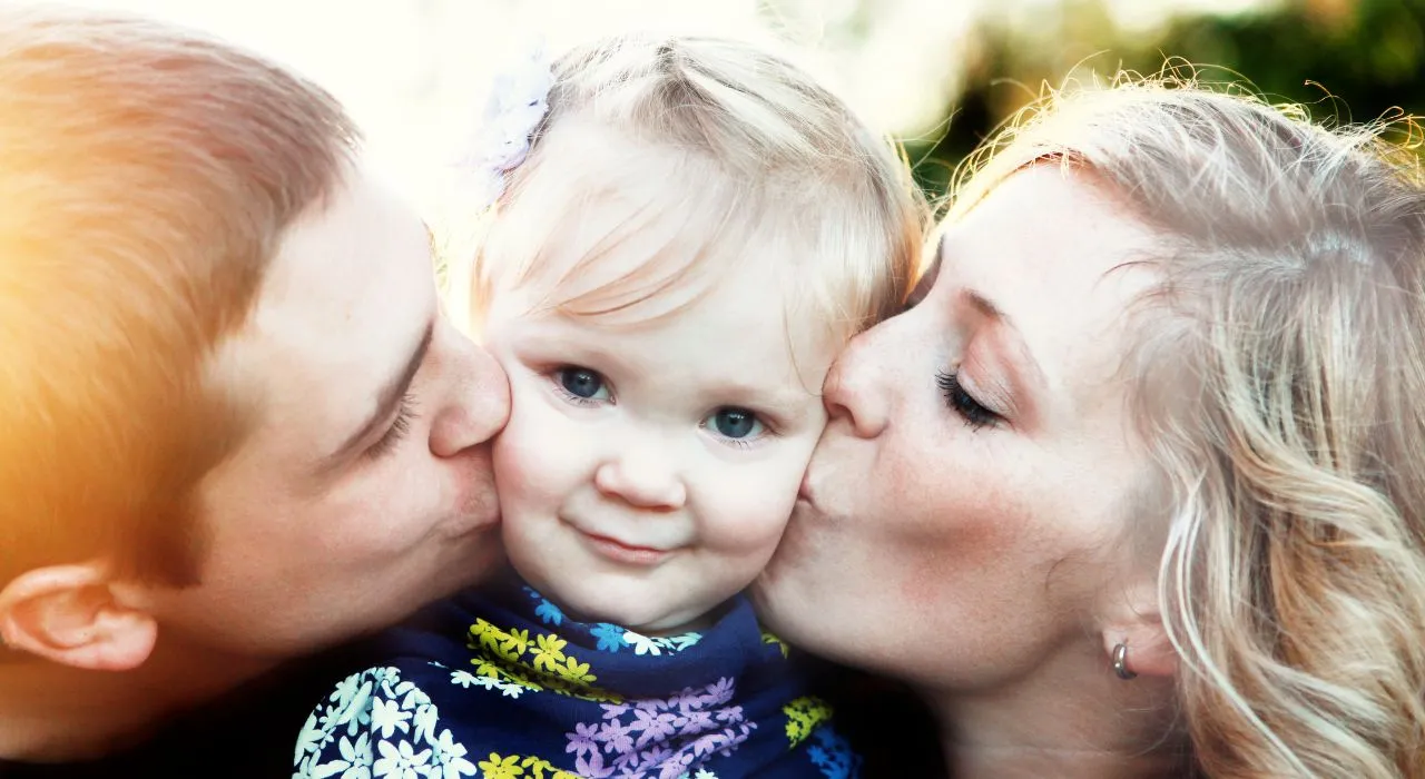 szczęśliwe dziecko z rodzicem pokazujące dumę z osiągnięcia