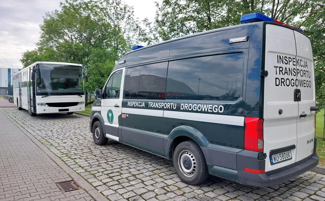 Inspekcja Transportu Drogowego ma dwa pojazdy: bus ile miejsc nieznanych i furgonetkę.