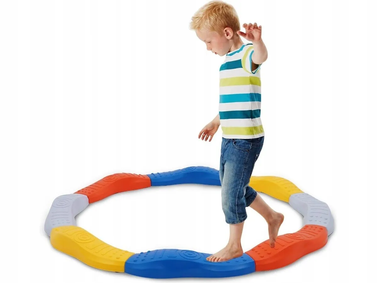 dziecko balansujące na jednej nodze lub chodzące po krawężniku