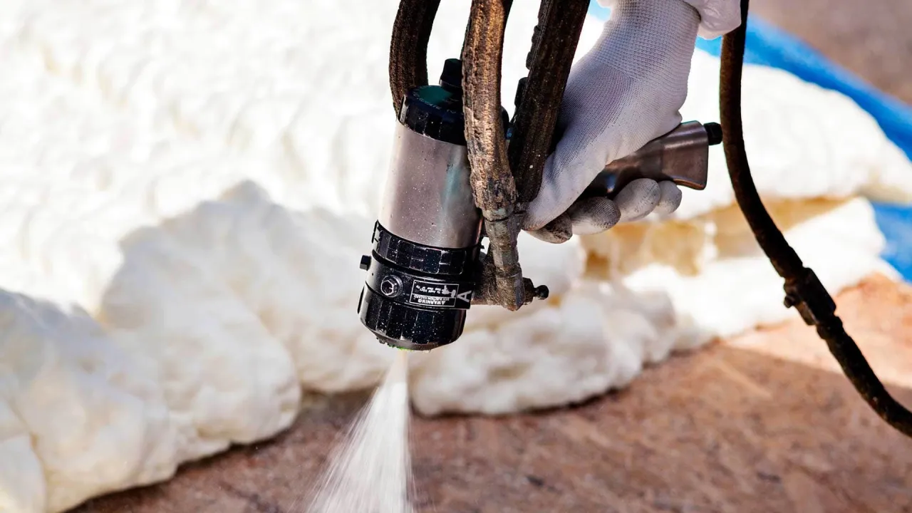 Rękawica z pianką pur do samodzielnego natrysku tworzy izolację.