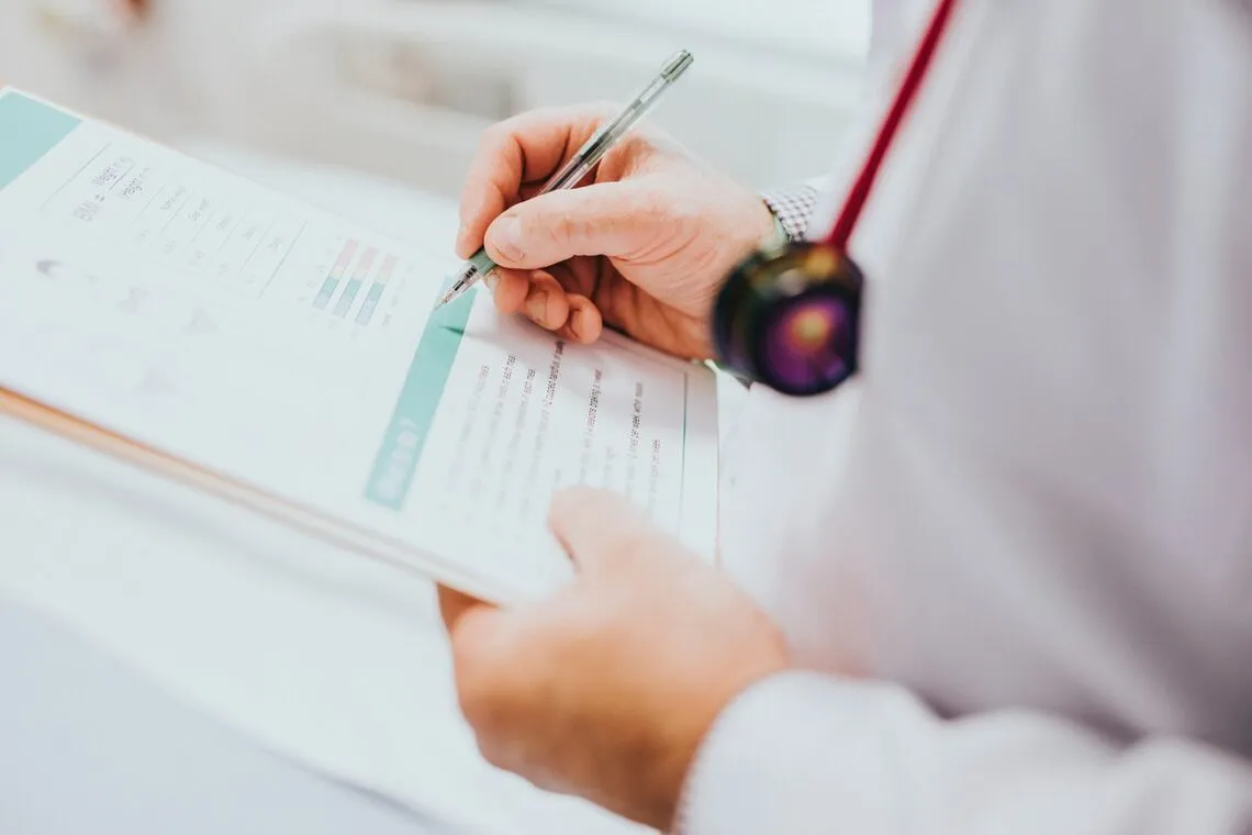 pacjent podpisuje zgodę na zabieg