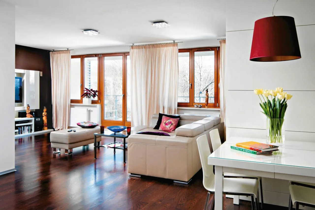 paleta kolor&oacute;w i oświetlenie w dużym salonie