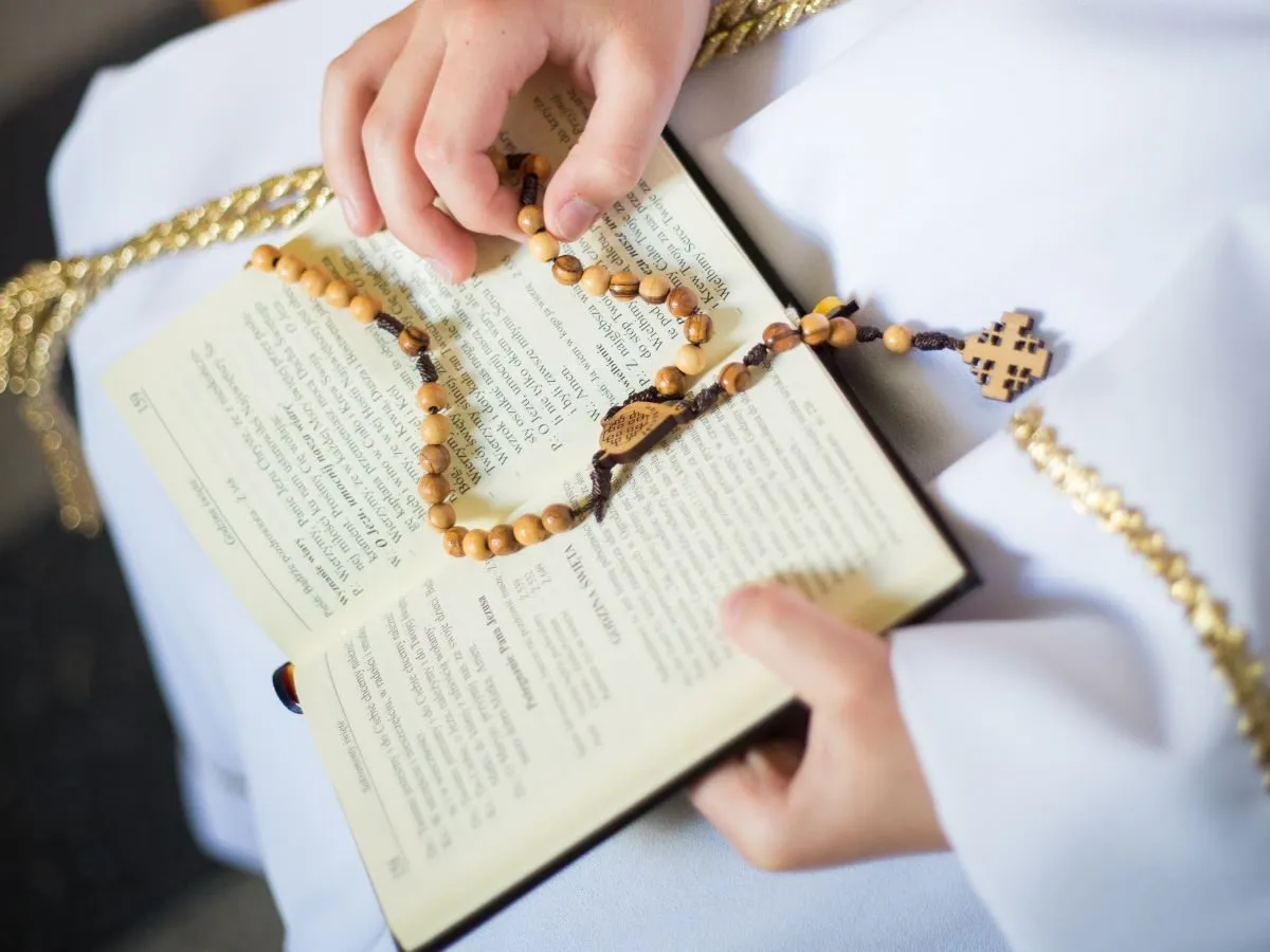 dewocjonalia komunijne chłopiec różaniec świeca książeczka medalik