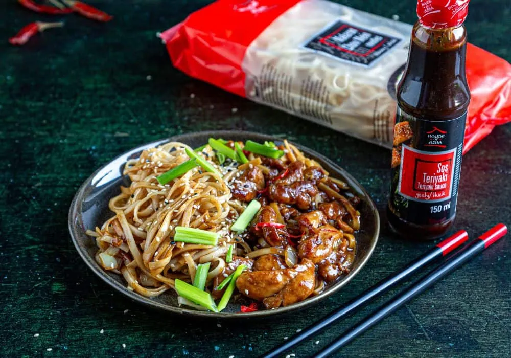 makaron z warzywami i sosem teriyaki