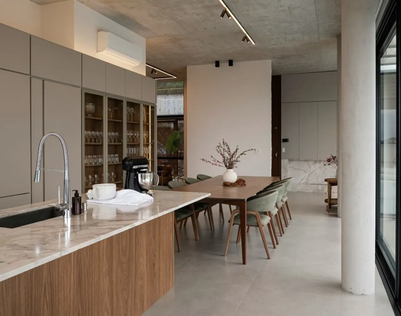 Beton, kamień i drewno w kuchni inspiracje