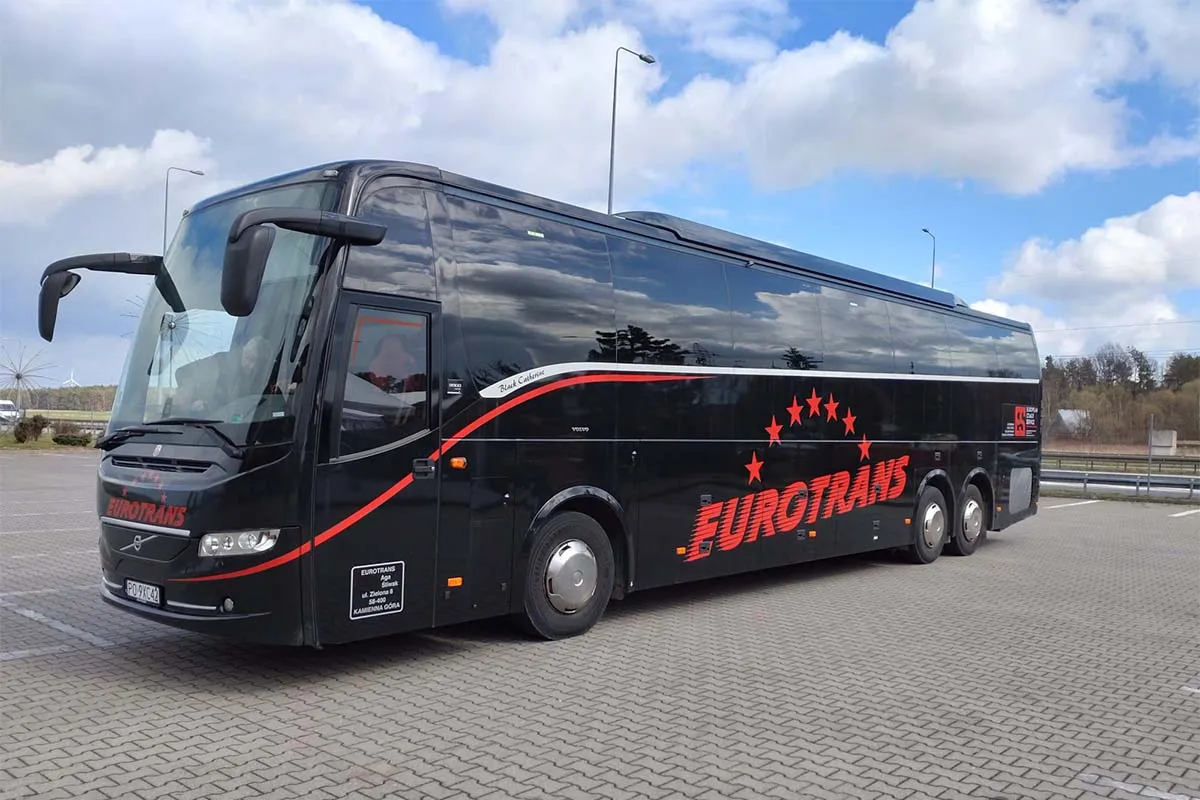 r&oacute;żne typy autokar&oacute;w turystycznych