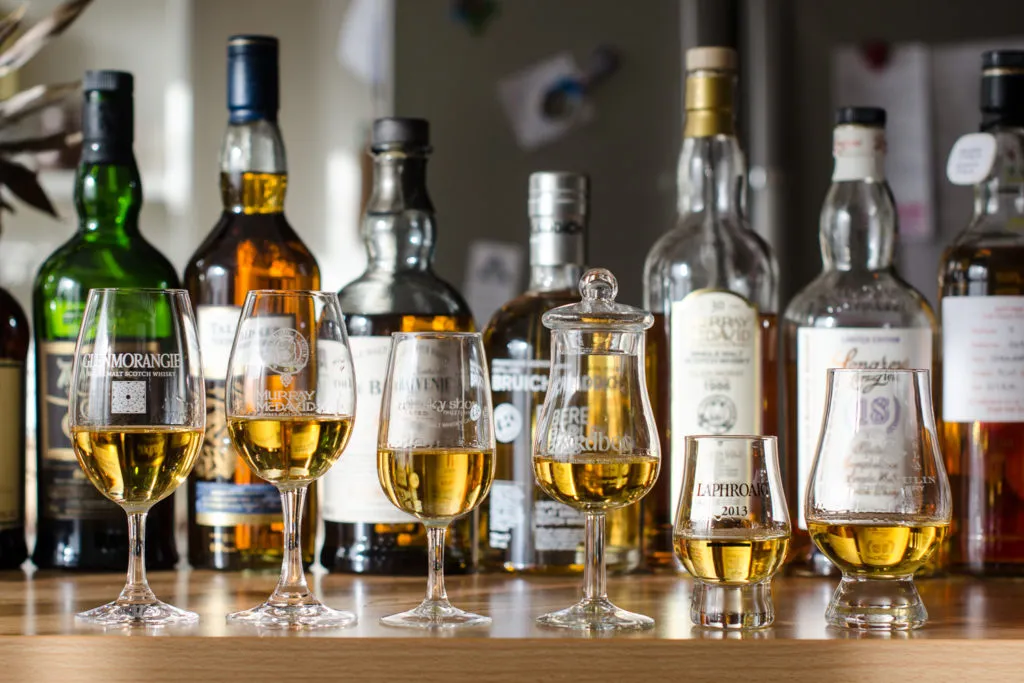 r&oacute;żne rodzaje whisky w szklankach