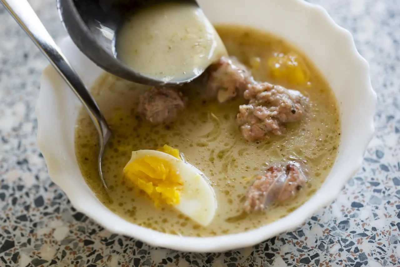 Miseczka żurku z jajkiem i kiełbasą. Czy w ciąży można jeść żurek? Tak, jeśli jest przygotowany z bezpiecznych składników.