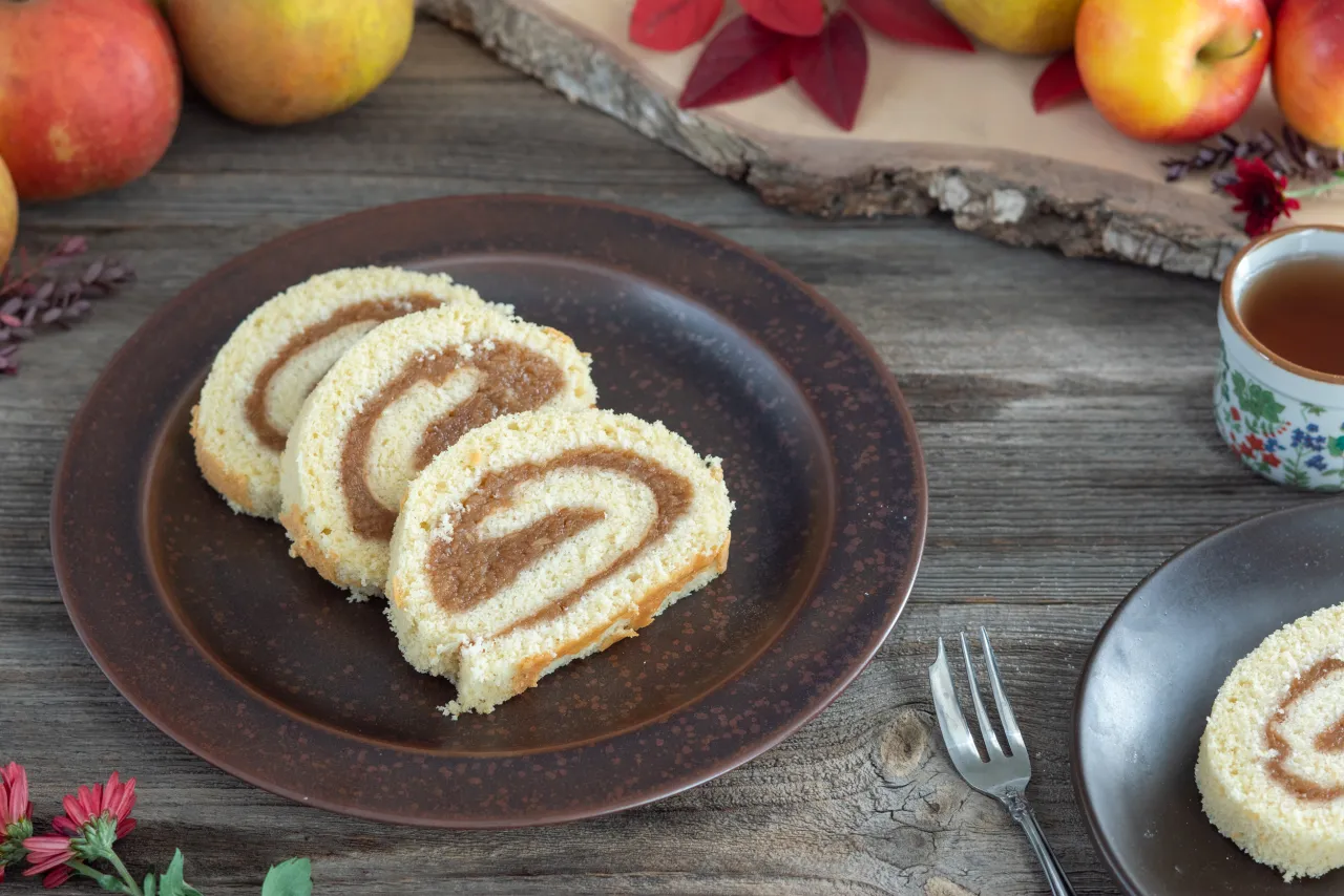 zwijanie rolady biszkoptowej na gorąco