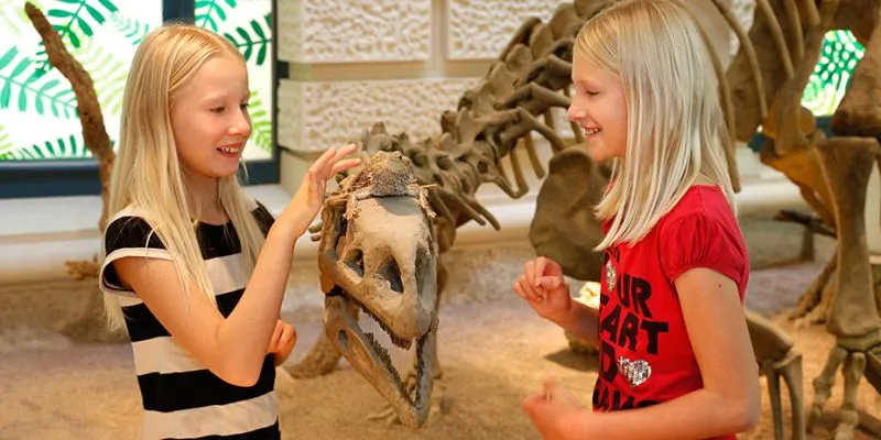 Kinder in einem interaktiven Museum in Hannover