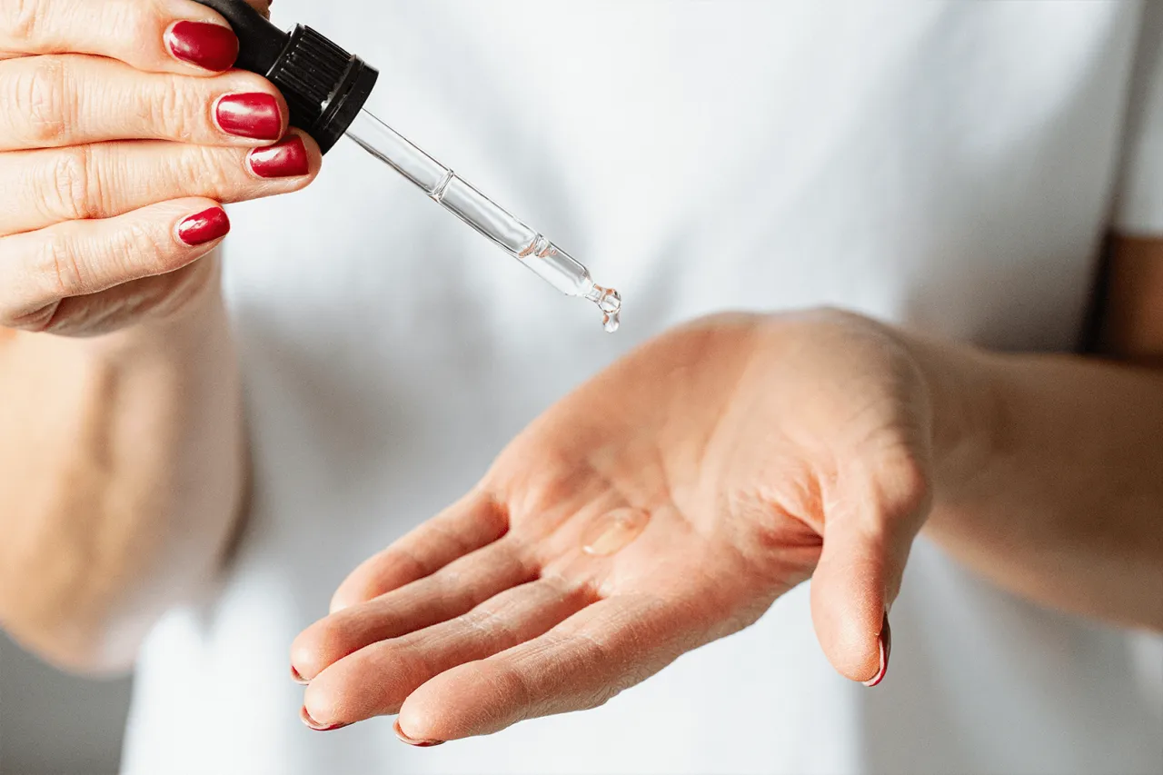 aplikacja oleju na twarz hydrolat