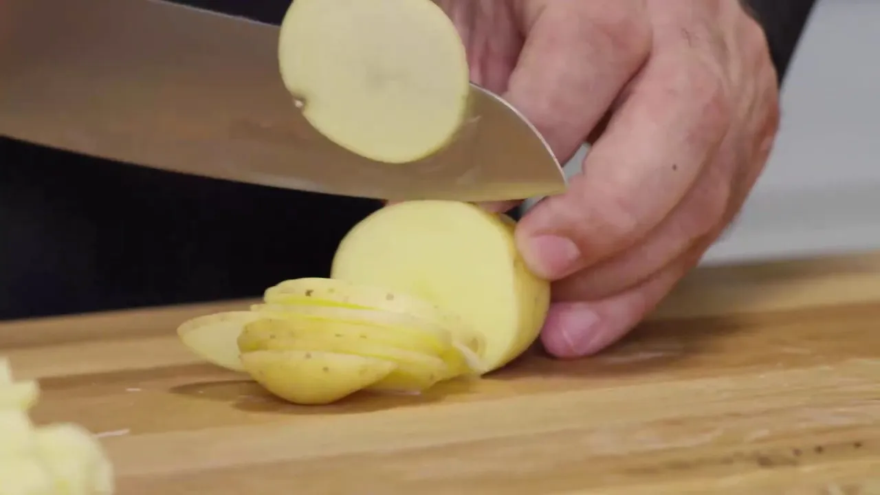 krojenie ziemniaków na frytki