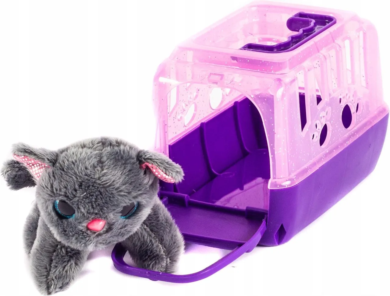 Kot w transporterze z zabawką i kocykiem