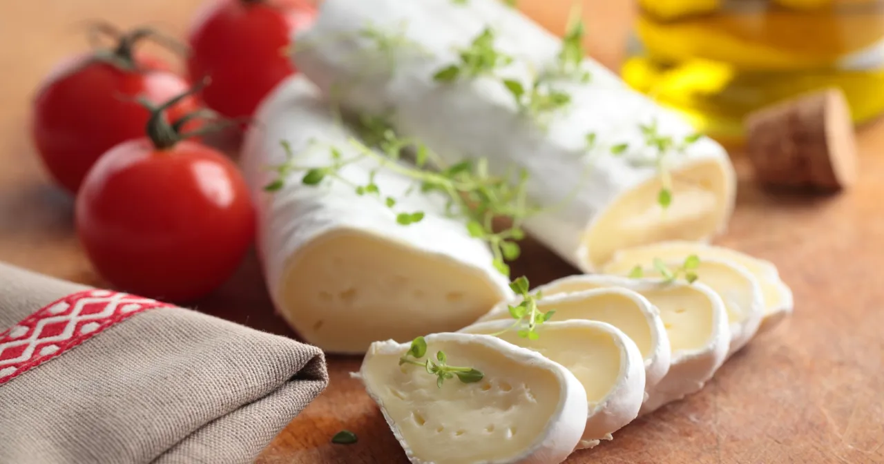 r&oacute;żne rodzaje koziego sera do kanapek