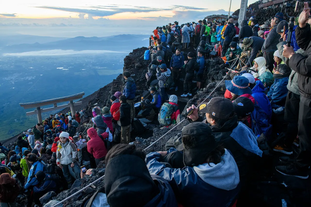 Mount Fuji climbing season crowds
