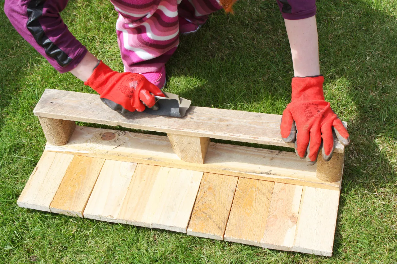 DIY p&oacute;łka na napoje z palet, p&oacute;łka z drewnianych skrzynek, industrialna p&oacute;łka na butelki