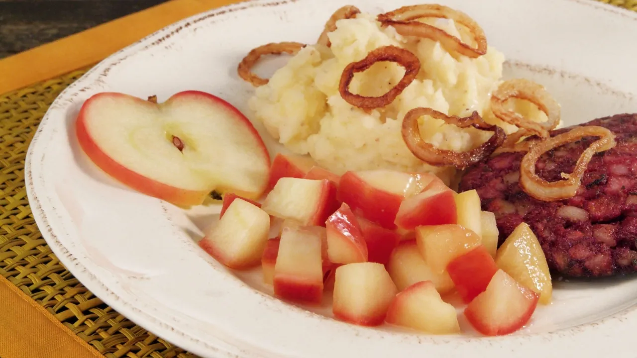 himmel und erde mit blutwurst oder schweinebraten mit apfel