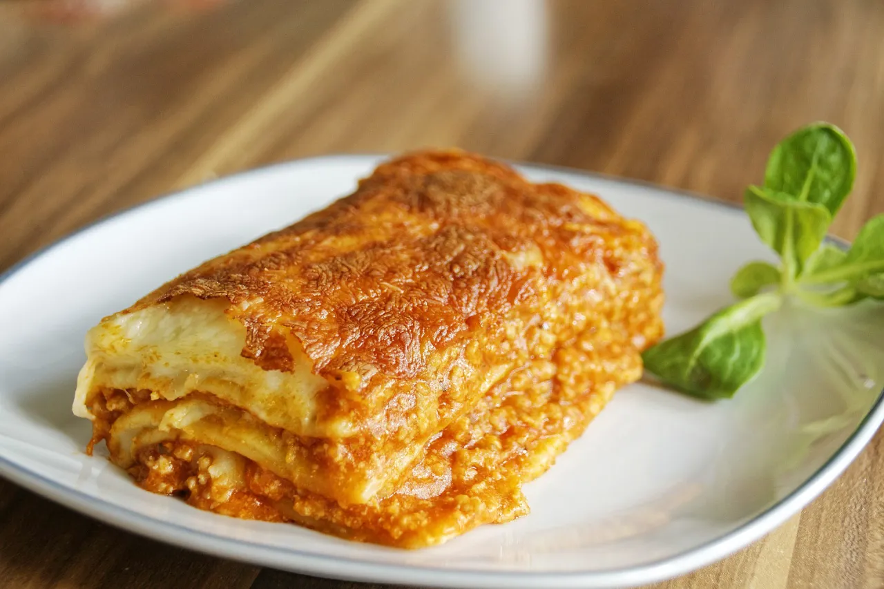 Układanie warstw lasagne w naczyniu