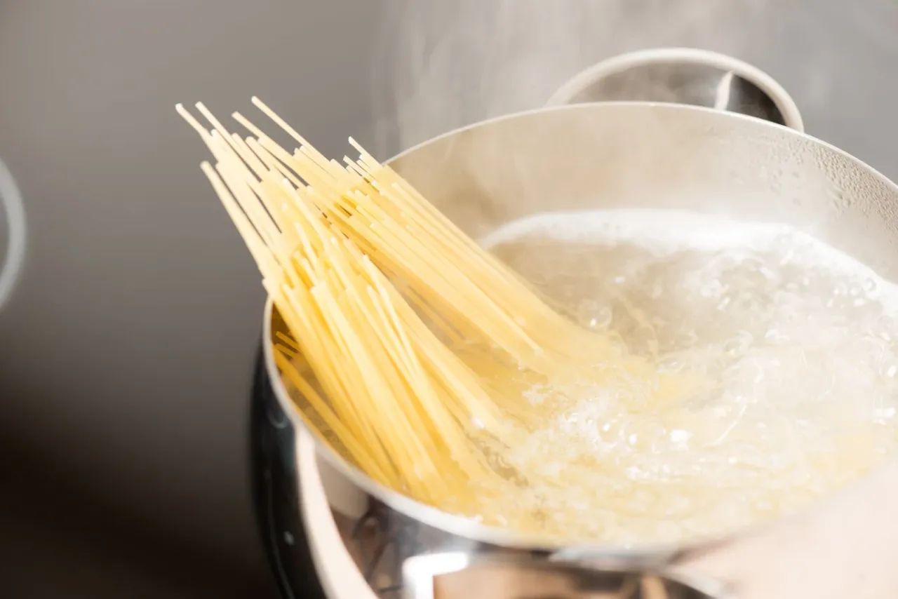 odmierzanie spaghetti monetą 5 zł, odmierzanie makaronu szklanką