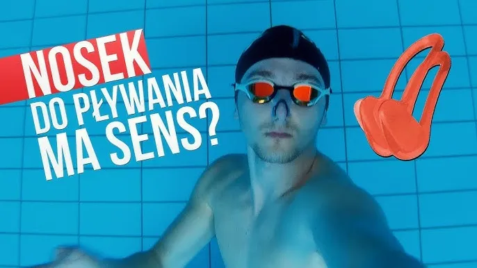 pływak z noskiem do pływania i otwartymi ustami