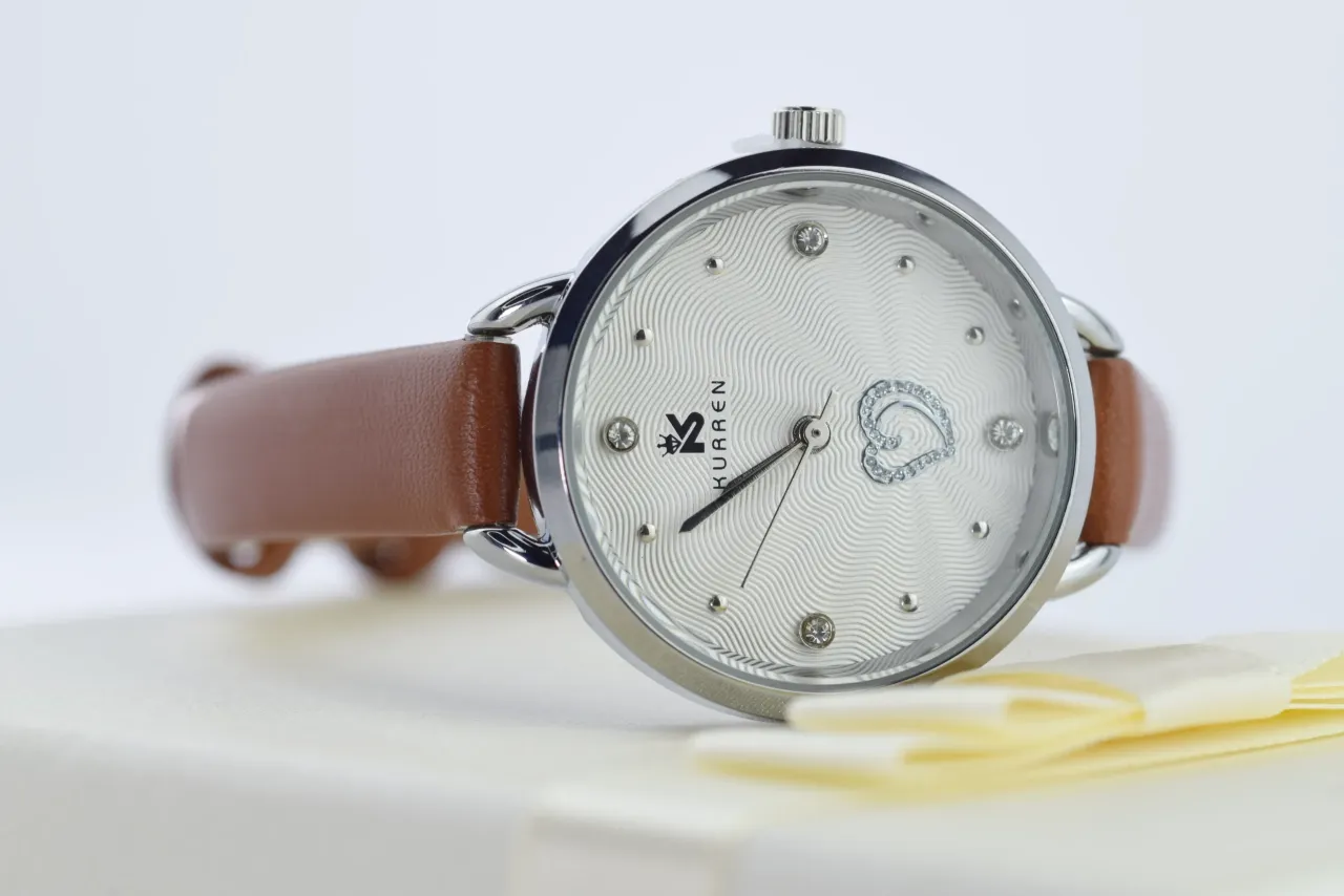 zegarek damski brązowy pasek stylizacje uniwersalne