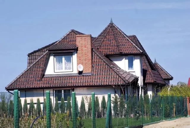 skomplikowany dach a prosty dach