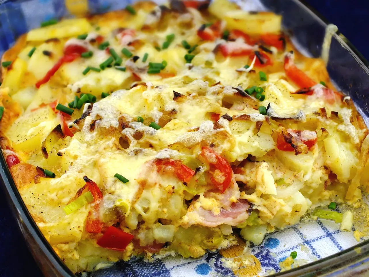 zapiekanka ziemniaczana z porem z sałatką