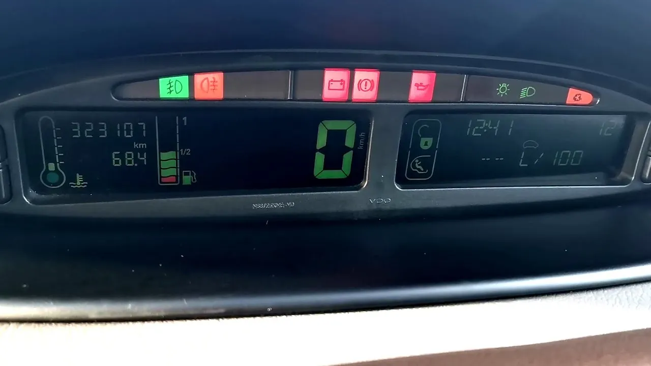 Citroen Xsara Picasso deska rozdzielcza wskaźnik paliwa