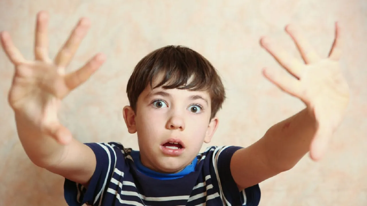 dziecko z lękiem przed szkołą, smutne dziecko, fobia szkolna objawy