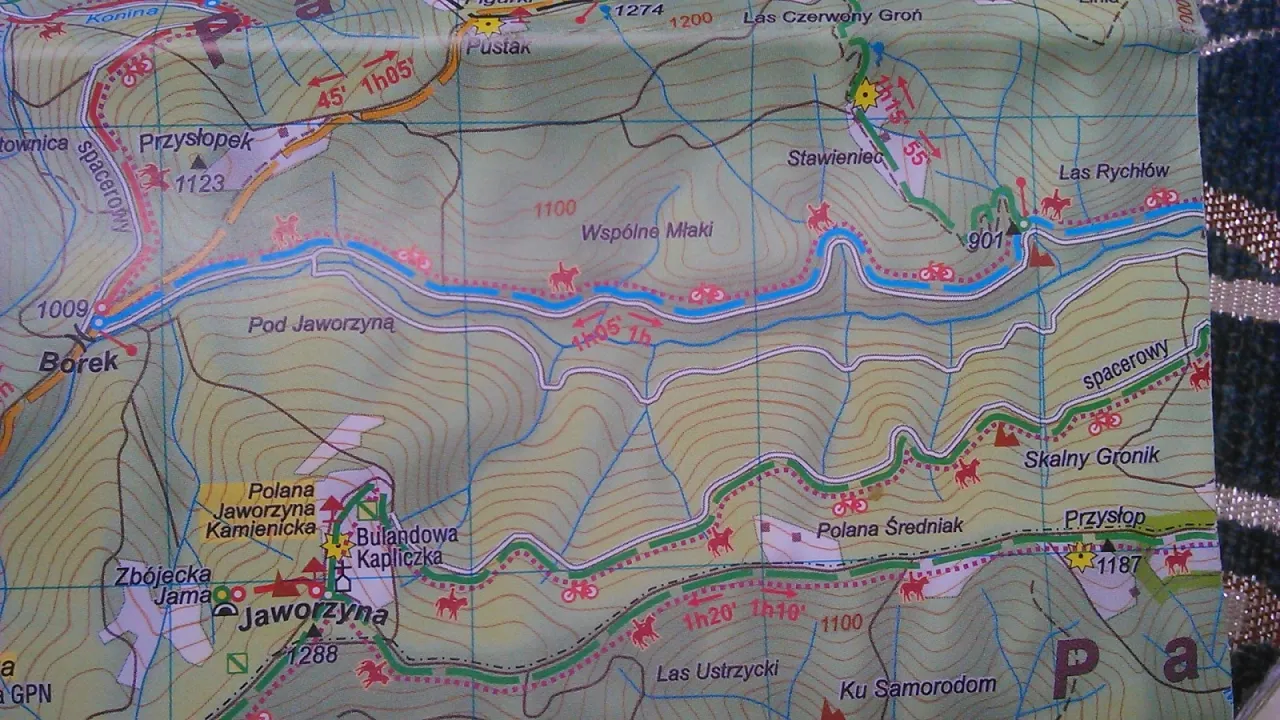 Mapa turystyczna z poziomicami i szlakami