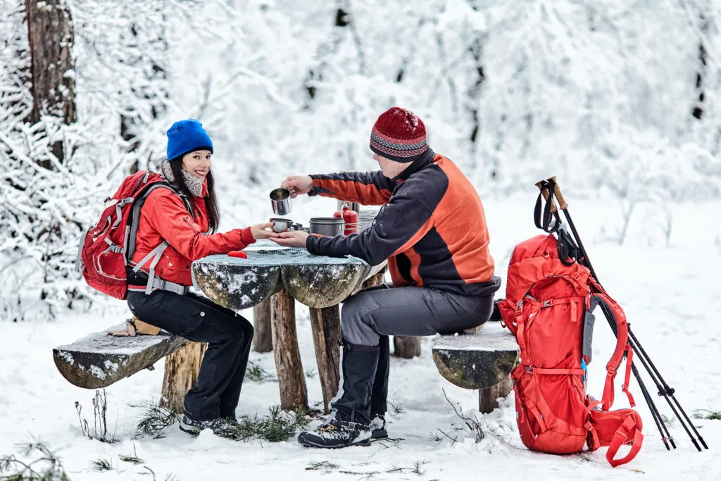 turysta w górach zimą intensywny wysiłek