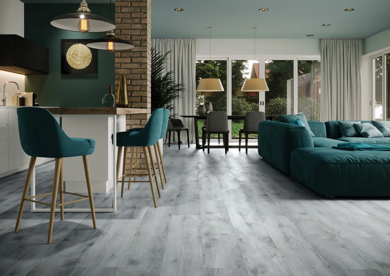 Jasne panele podłogowe w salonie z szarymi ścianami