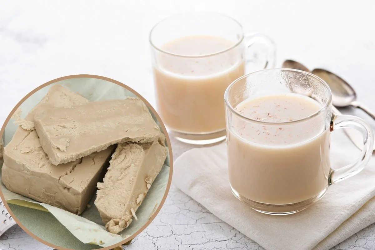 Kostki drożdży piwnych i dwa kubki napoju. Warto znać drożdże piwne przeciwwskazania przed spożyciem.