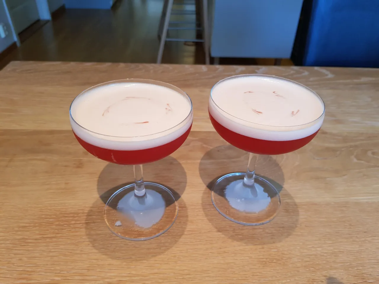 Amaretto Sour Cocktail mit Kirsche