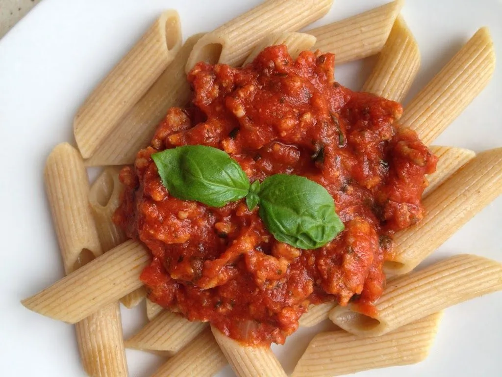 Sos boloński z makaronem i parmezanem