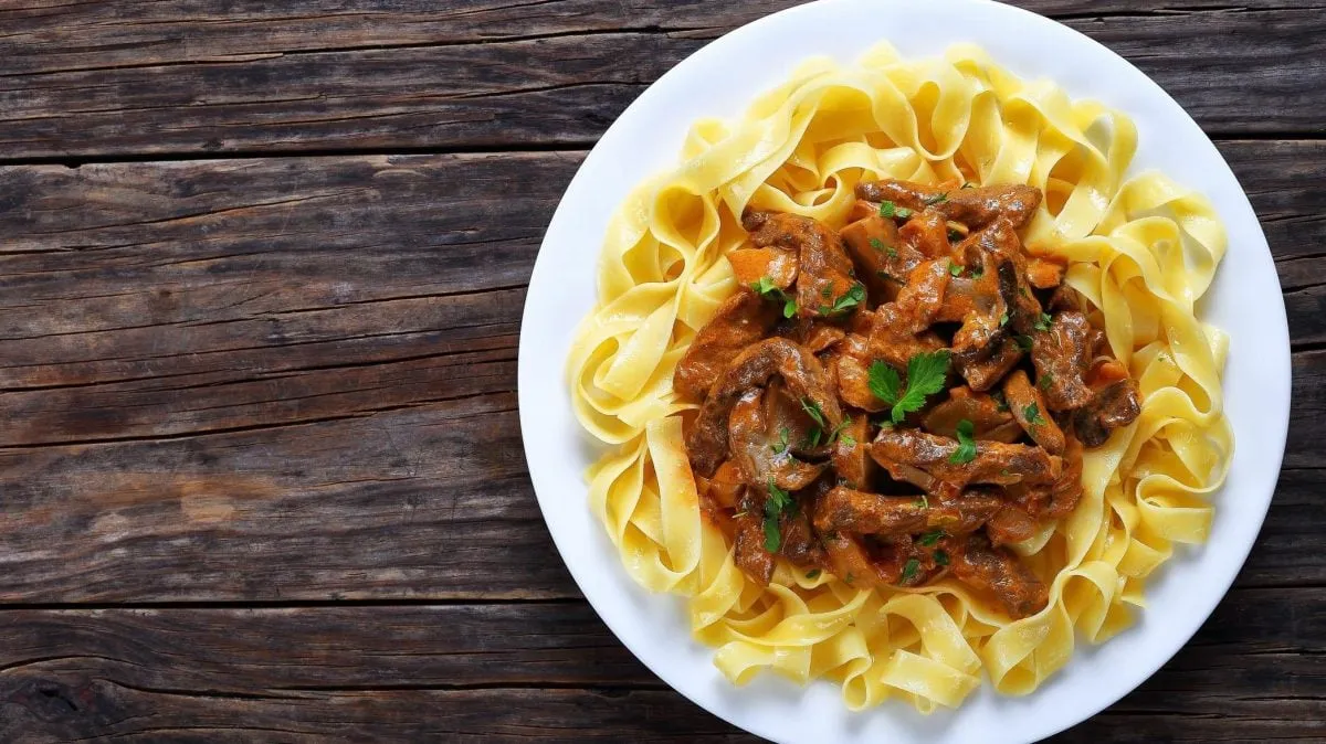 Nudeln mit Gulasch auf einem Teller serviert