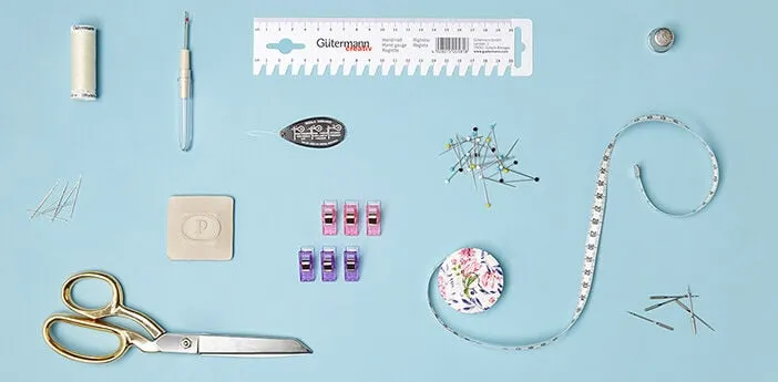 narzędzia krawieckie do przeróbki spodni flat lay