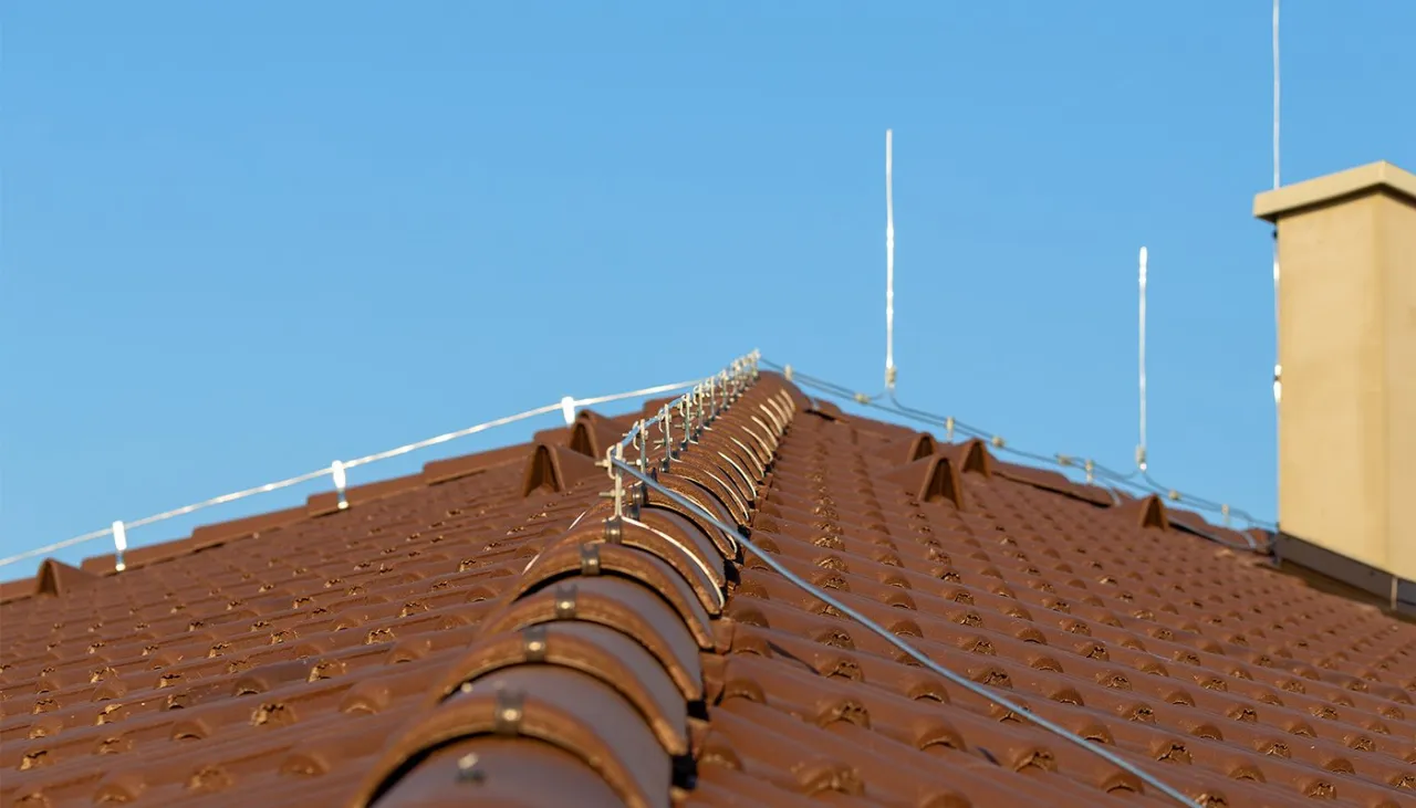 bezpieczeństwo w bloku podczas burzy, piorunochron na budynku