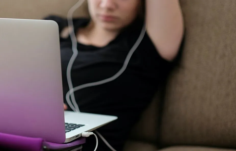 nastolatek samotność stres nauka zdalna