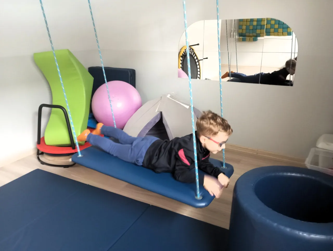 Dziecko ćwiczące r&oacute;wnowagę i koordynację