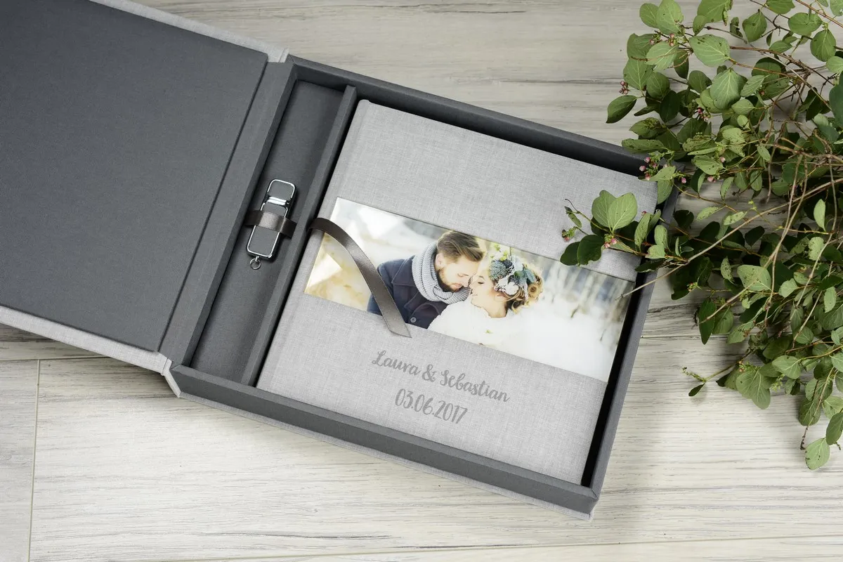 Para przeglądająca fotoalbum