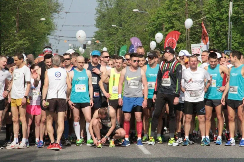 Biegacze na starcie Maratonu Lubelskiego
