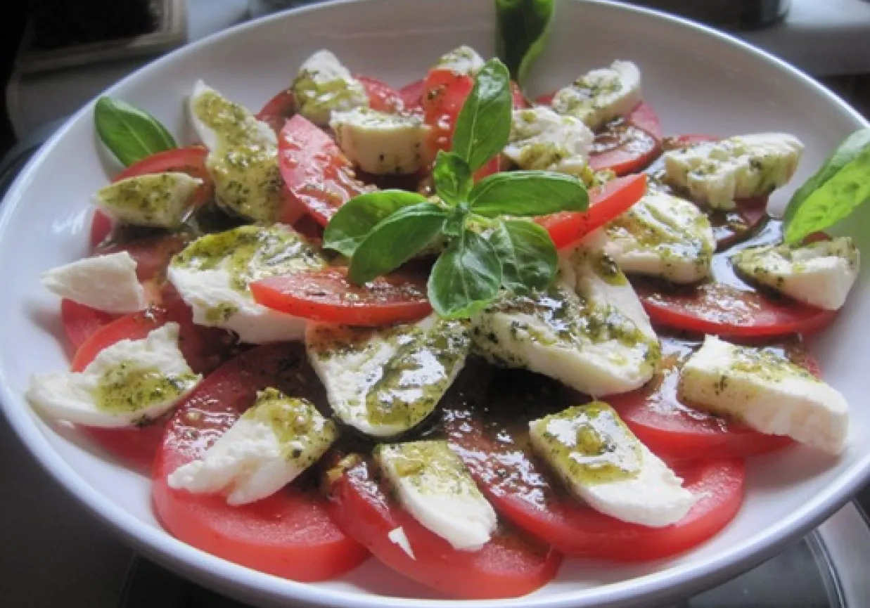Sałatka Caprese z bazylią