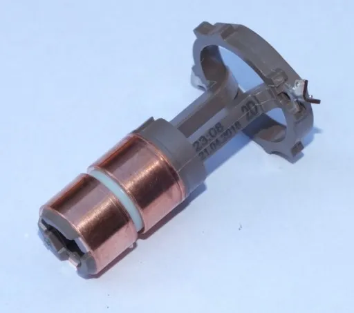 Zużyty komutator alternatora i nowy komutator