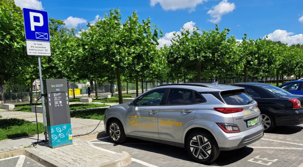 publiczna stacja ładowania samoch&oacute;d elektryczny