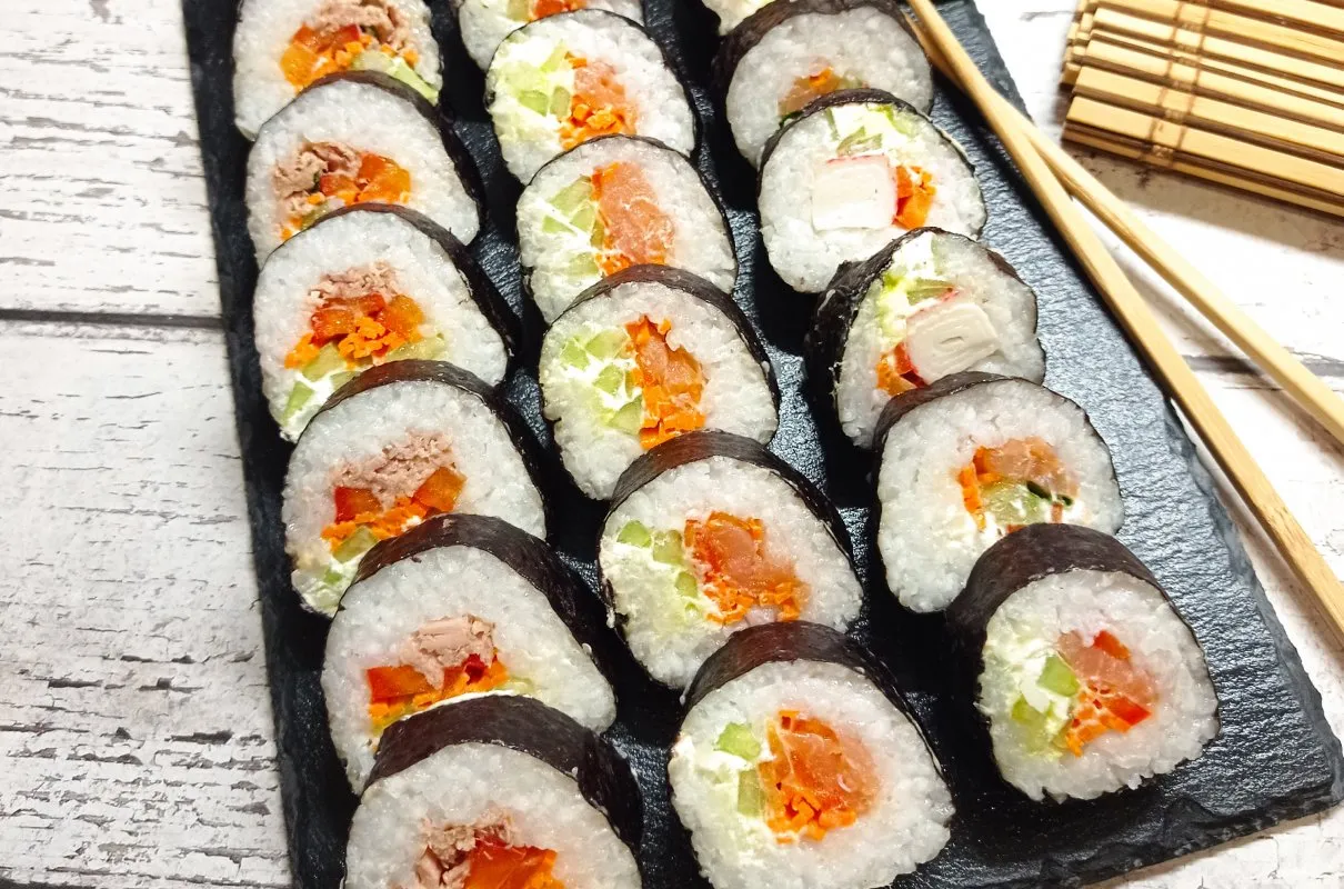 Gotowe sushi z łososiem, tuńczykiem i paluszkami krabowymi. Idealne na domowy sushi przepis.