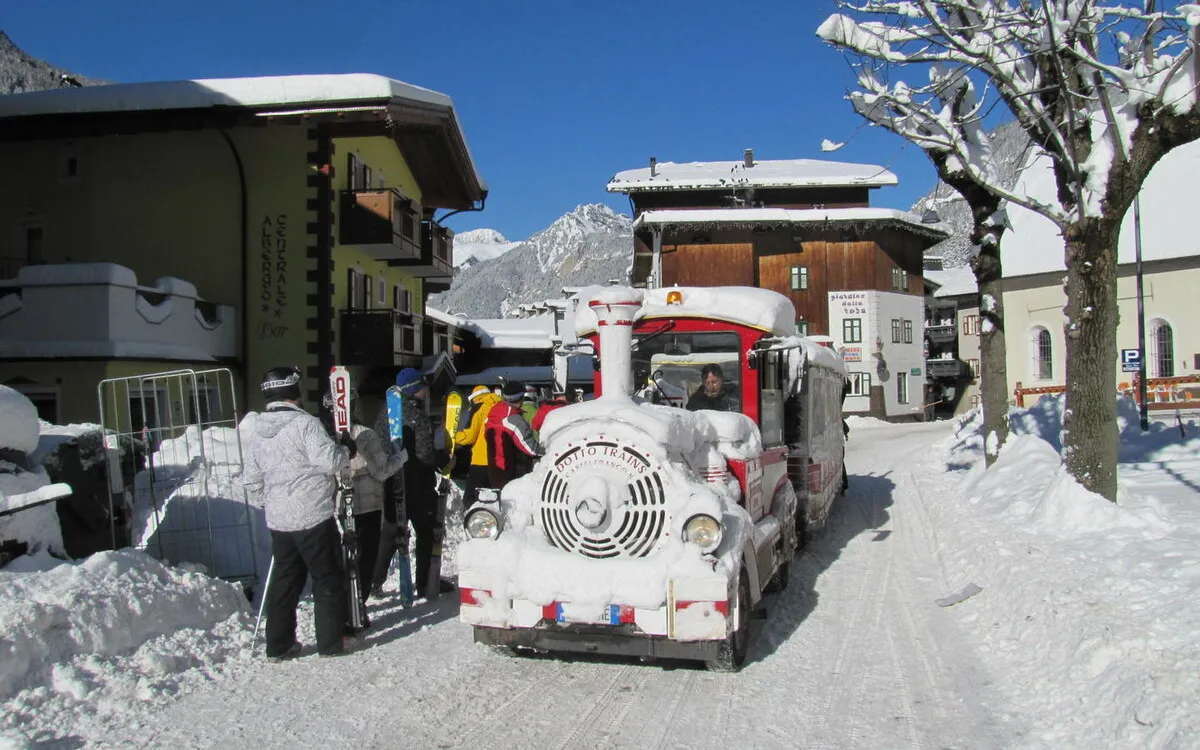 Skibusy w górach Polska zima